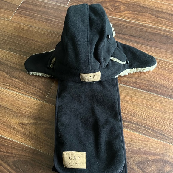3 for $30. Gap matching hat and scarf - Picture 2 of 6